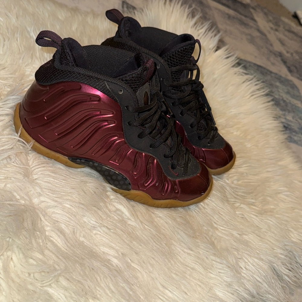 Foamposite sneaker size 4. Rare and in great condition. Burgundy